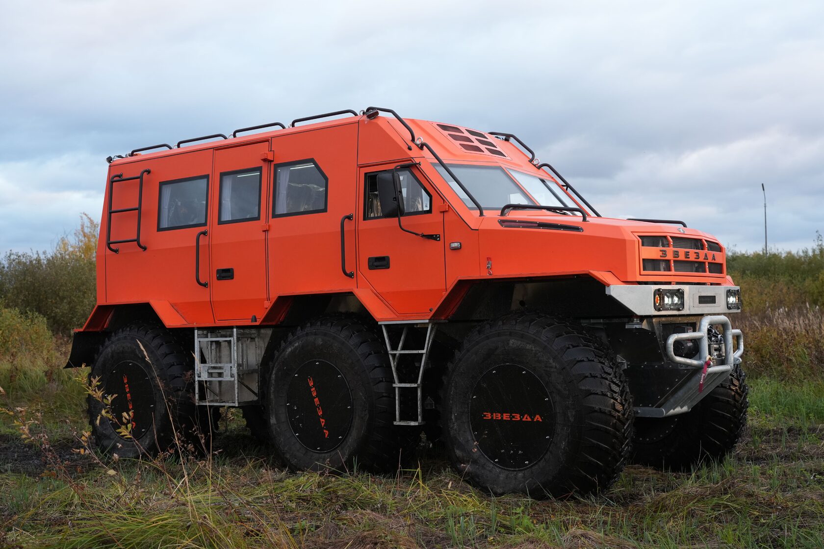 ЗВЕЗДА Т24 8×8 на грунтовом маршруте